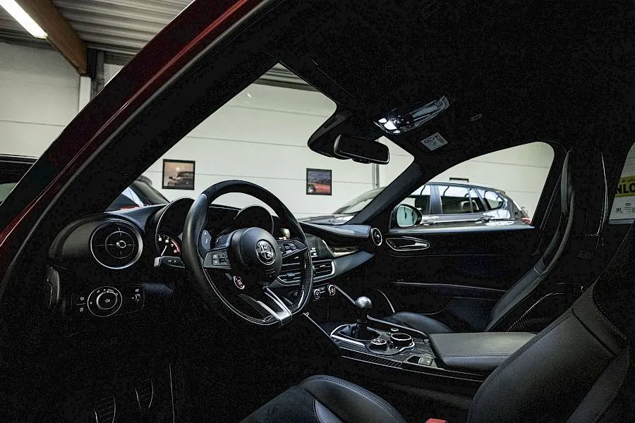 Interieur premium wagen in showroom — Carcenter STV Menen