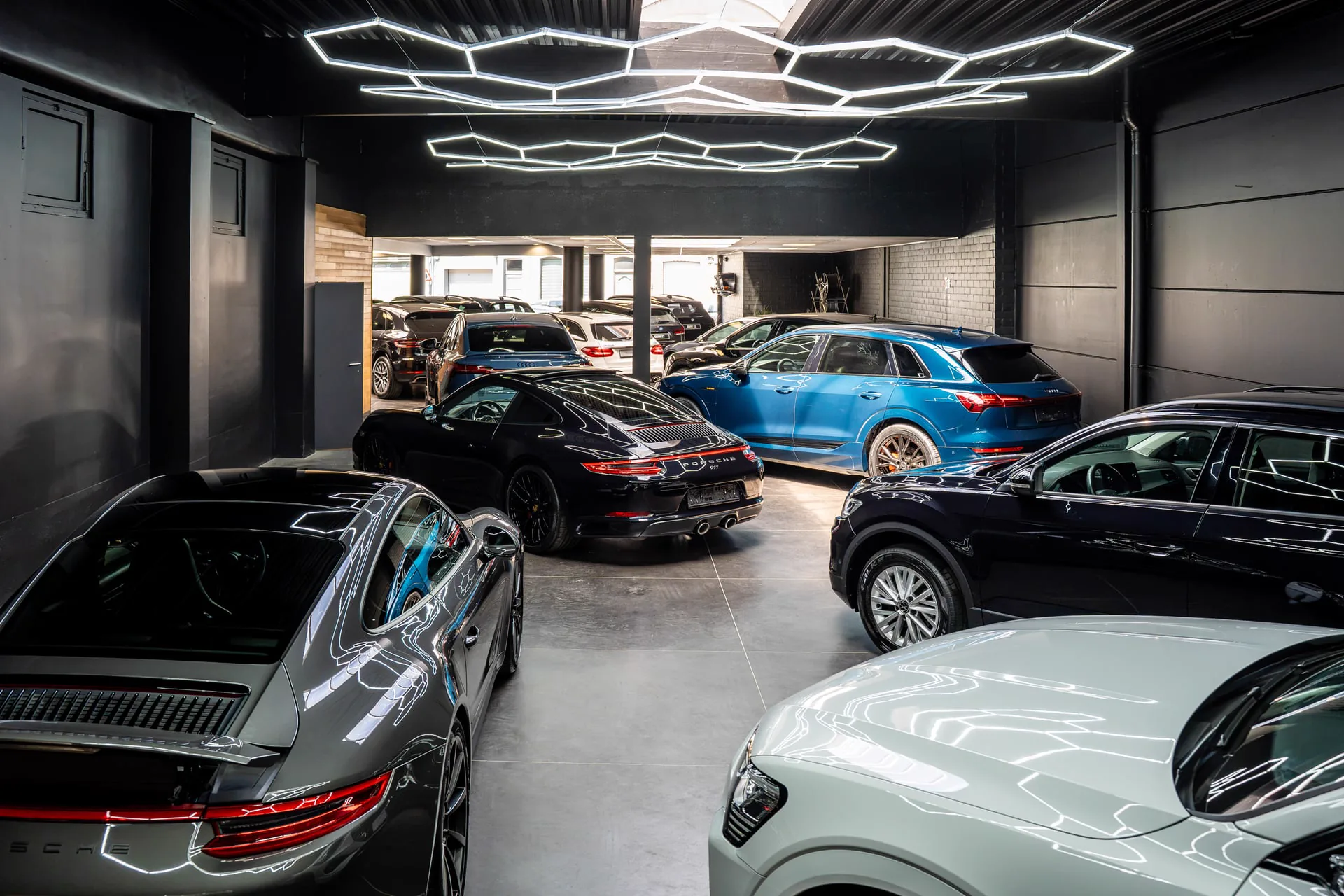 Premium showroom van Carcenter STV in Menen met Porsche en Audi occasies