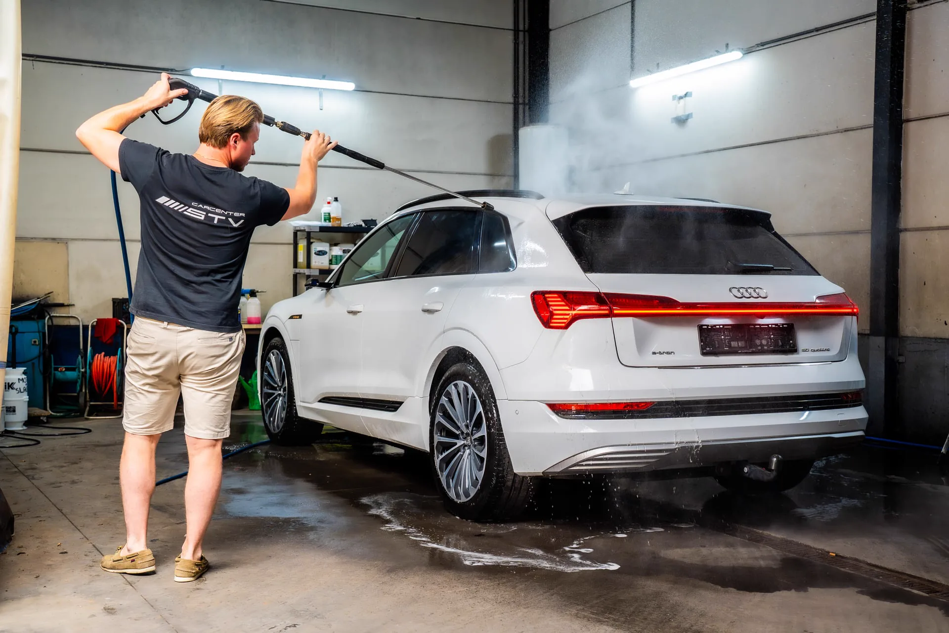 Professionele carwash van een Audi e-tron bij Carcenter STV in Menen.