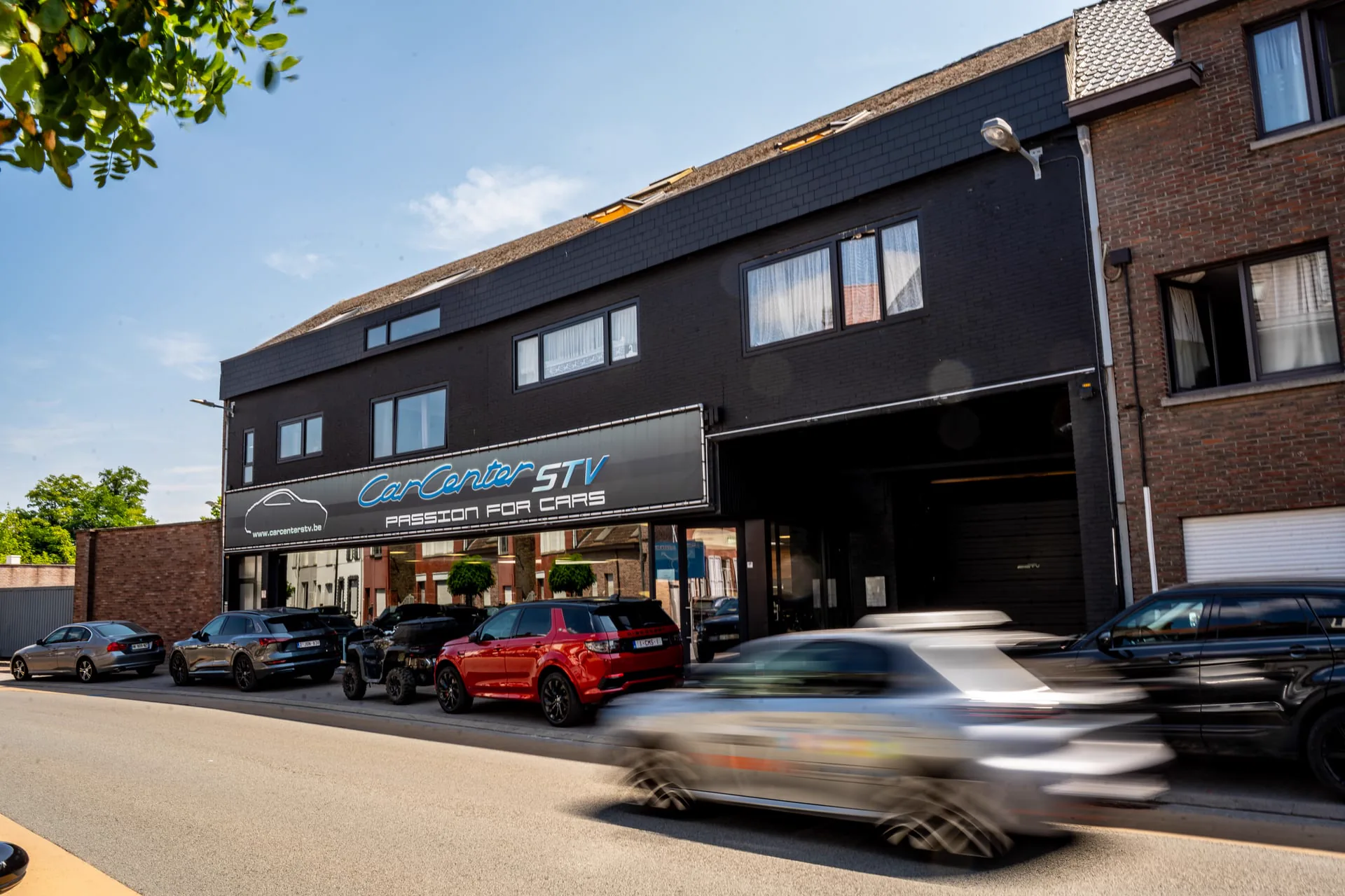 Exterieur van de Carcenter STV-showroom in Menen met premium wagens