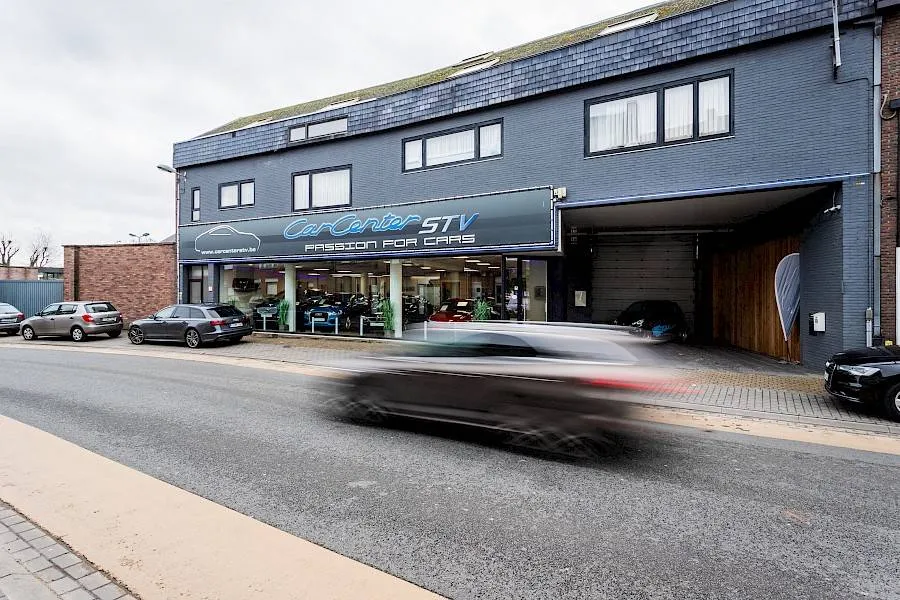 Exterieur van de Carcenter STV-showroom in Menen