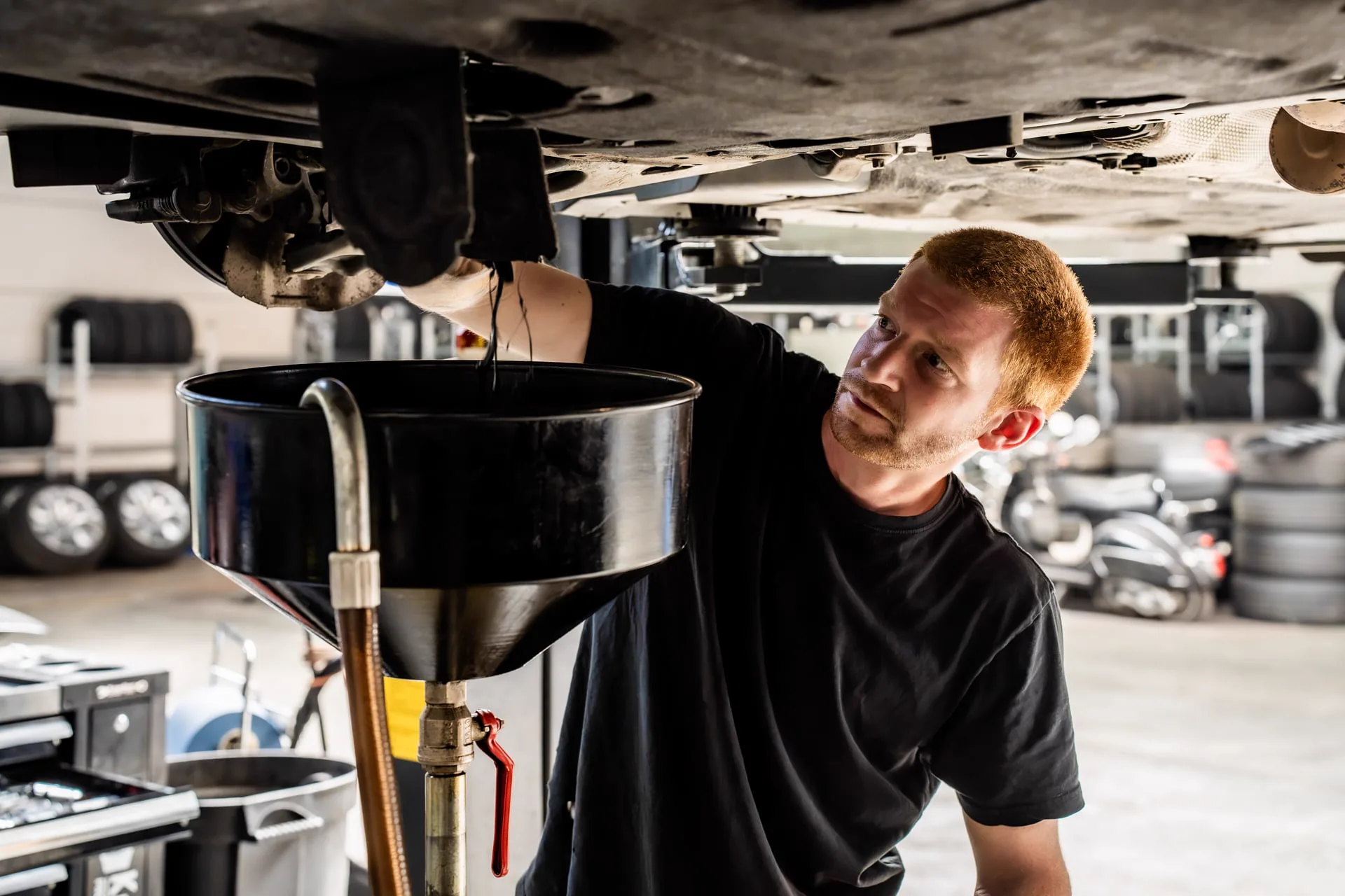 Technieker in de werkplaats van Carcenter STV tijdens professioneel auto-onderhoud.