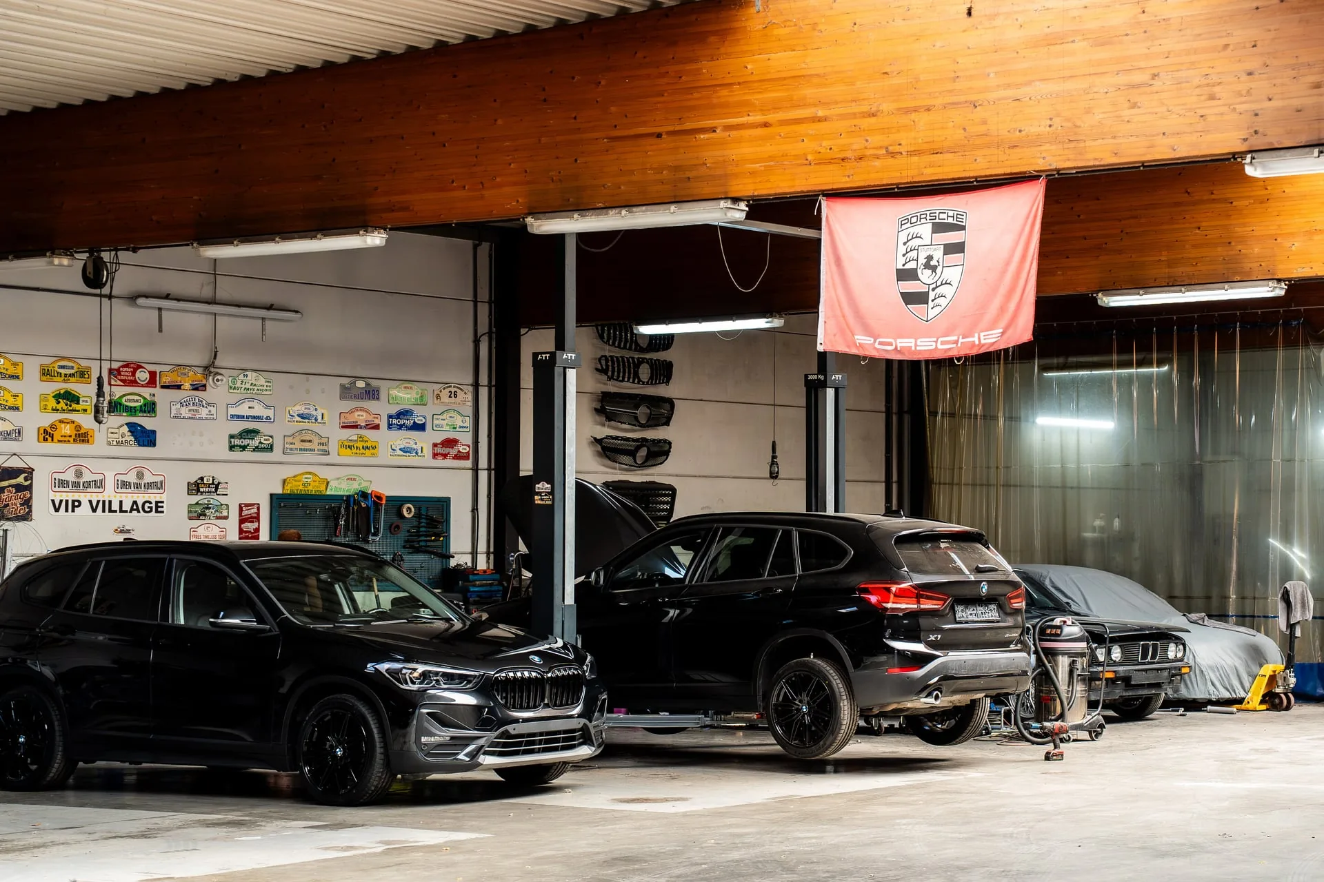 Services Carcenter STV: eigen werkplaats Werkplaats van Carcenter STV in Menen met BMW's in onderhoud