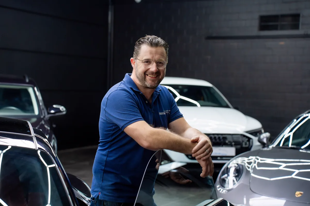 Steve Vanwalleghem van Carcenter STV in de showroom