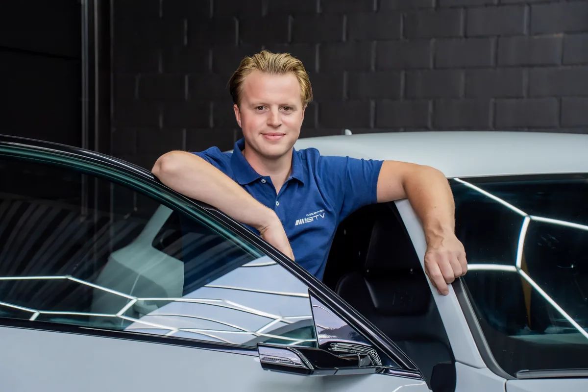 Thibaut van Carcenter STV in de showroom — sales en aftersales