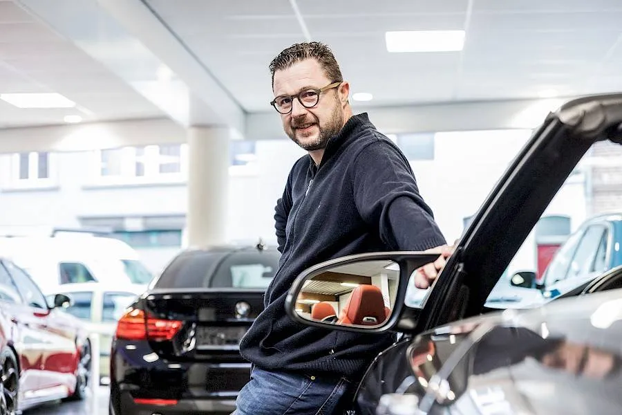 Steve Vanwalleghem van Carcenter STV in de showroom