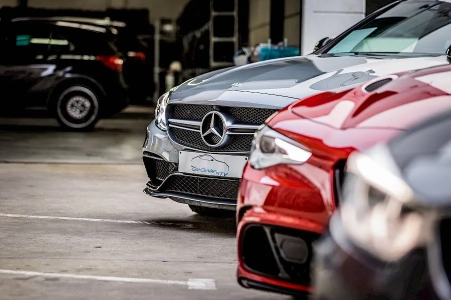 Mercedes en luxewagens in de showroom van Carcenter STV Menen — premium aanbod en service