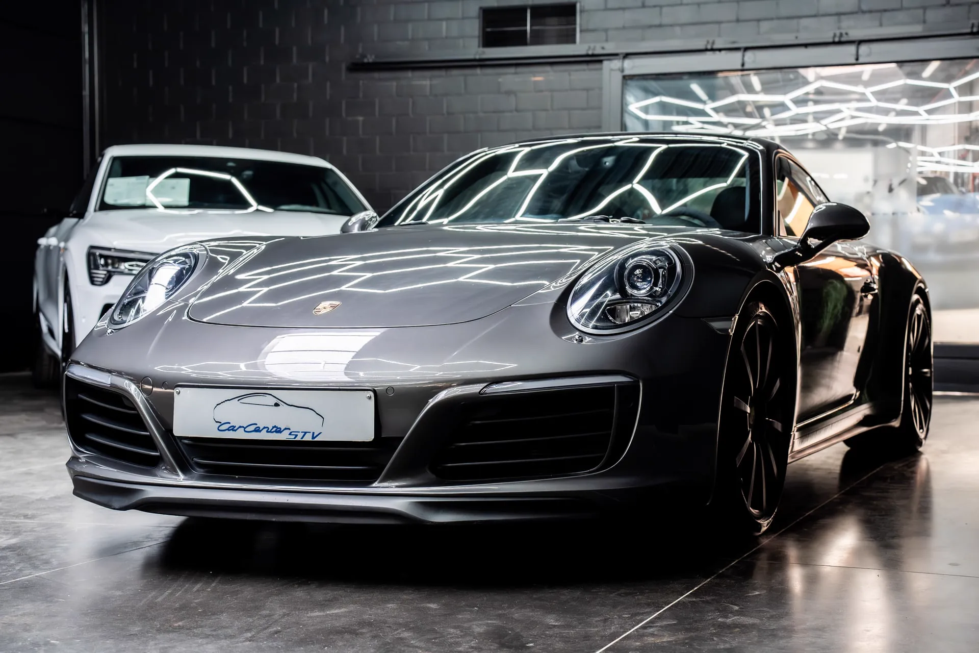 Porsche 911 in de showroom van Carcenter STV. Plan uw proefrit in Menen