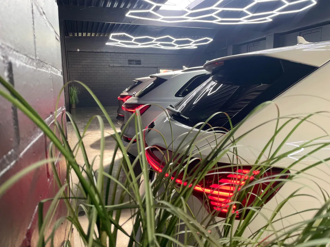 Rij van premium tweedehands wagens in de modern verlichte showroom van Car Center STV in Menen.